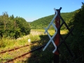 Znaki przy torach linii kolejowej 107 Zagórz - Komańcza.