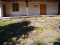 Kostka brukowa układana 100 lat wcześniej przed domami w Bieszczadach.