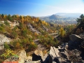 Skały w kamieniołomie w Bóbrce i widok na kolorowe wzgórza nad Soliną.