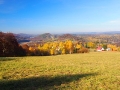 Panorama ze zboczy góry Jawor na Bóbrkę, kamieniołom i Zalew Myczkowiecki.