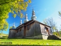Cerkiew w Turzańsku pośród jesiennych liści.