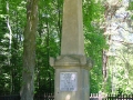 Obelisk pamiątkowy założenia \"Kopalni Oleyu Skalnego\" w Bóbrce, skąd rozpoczyna się zwiedzanie skansenu.