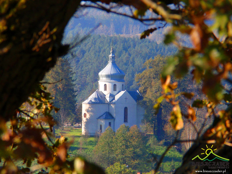 Cerkiew w Wielopolu widoczna podczas przejazdu koleją Zagórz - Komańcza