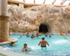 Pierwszy basen wewnątrz grót wapiennych basenów w Miszkolcu po wyjściu z szatni. To jedyne baseny termalne w jaskiniach wapiennych w Europie.