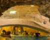 Po basenach w Miszkolcu można spacerować wodą lub suchą stopą po alejkach i mostach nad wodą. Zapraszamy do jedynych w Europie jaskiń grót wapiennych udostępnionych do kąpieli na wycieczkę jednodniową na Węgry z Bieszczad.