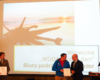Mariusz Janik przyjmujący dyplom na Najlepszy Produkt Turystyczny Podkarpacia w 2017 roku za wycieczkę jednodniową "WODAMI rzeki San!" w Zamku w Dubiecku.