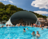 Basen pływacki i muszla - zewnętrzna część basenów w Miszkolcu / Barlangfürdő / Barlang Furdo na wycieczce jednodniowej z Bieszczad na Węgry.