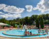 Małe dzieci na basenach w Miszkolcu nie mają zbyt dużo atrakcji - widoczny na zdjęciu basen z płytką wodą i 2 zjeżdżalnie. Dla rodzin z dziećmi bardziej polecamy naszą wycieczkę Węgry Tokaj z basenami w Sosto Furdo.