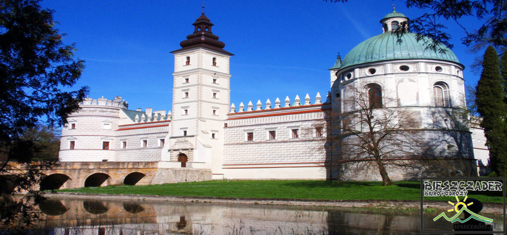 Zamek w Krasiczynie, który zwiedzamy podczas wycieczki jednodniowej PRZEMYŚL ze Szwejkiem dla turystów nocujących w Bieszczadach i Beskidzie Niskim.