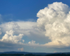 Niepowtarzalne chmury nad Bieszczadami widziane podczas spaceru po koronie zapory wodnej w Solinie.