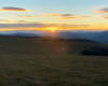 Wschód słońca w paśmie góry Rzepedka na pograniczu Bieszczad i Beskidu Niskiego - to atrakcyjne miejsce w Województwie Podkarpackim nazywane połoninami pogórzańskimi i pomysł na piękne wycieczki jednodniowe.