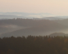 Kształty gór podziwiane na pograniczu Bieszczad i Beskidu Niskiego podziwiane o świcie podczas lotu na paralotni.