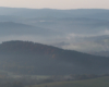 Kształty gór podziwiane na pograniczu Bieszczad i Beskidu Niskiego podziwiane o świcie podczas lotu na paralotni.