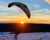 SnowGliding o zachodzie słońca na granicy Bieszczad i Beskidu Niskiego - sport ekstremalny na górze Rzepedka w Nadleśnictwie Lesko - pomysł na atrakcję i wycieczki.
