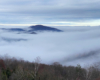 Widok na szczyty wzgórz wyłaniających się spośród mgły unoszącej się na Zalewem Solińskim - zdjęcie wykonane na zboczach góry Jawor - to jedno z najbardziej widokowych i atrakcyjnych miejsc w Bieszczadach i Województwie Podkarpackim.