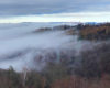 Widok na szczyty wzgórz wyłaniających się spośród mgły unoszącej się na Zalewem Solińskim - zdjęcie wykonane na zboczach góry Jawor - to jedno z najbardziej widokowych i atrakcyjnych miejsc w Bieszczadach i na Podkarpaciu.