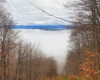 Mgła nad Zalewem Solińskim początkiem jesieni - zdjęcie ze zboczy góry Jawor przy drodze prowadzącej do hotelu Rewita.