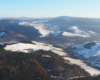 Widok z lotu paralotnią na góry otaczające Rzepedź - po lewej Suliła 759m, nieco dalej po prawej Chryszczata 997m, a na horyzoncie bieszczadzkie połoniny.