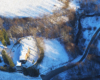 Na tym zdjęciu wykonanym podczas lotu paralotnią piękniej widać wijący się potok Rzepedka przepływając w pobliżu drewnianej cerkwi w Rzepedzi.
