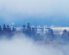 Zapora wodna w Solinie wyłaniająca się pośród mgieł unoszących się nad Zalewem Solińskim - widok z góry Plisz między Wołkowyją, a Polańczykiem oraz Rybnem - miejscowościami z ogromną ilością obiektów noclegowych.