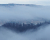 Mgła unosząca się nad Zalewem Solińskim zimowego poranka, a sfotografowana z góry Plisz między Polańczykiem, Wołkowyją i Rybnem.