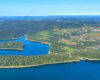 Wizytówka Gminy Solina - Wyspa Duża położona na Zalewie Solińskim - zdjęcie wykonane podczas lotu paralotnią nad Bieszczadami i Zalewem Solińskim.