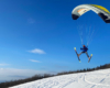 SnowGliding na szybowisku w Bezmiechowej - bez wyciągów narciarskich, a tylko narty + uprząż + paralotnia + wiatr i jedna z najciekawszych ekstremalnych atrakcji w Bieszczadach zimą.