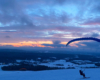 SnowGliding na szybowisku w Bezmiechowej - bez wyciągów narciarskich, a tylko narty + uprząż + paralotnia + wiatr i jedna z najciekawszych ekstremalnych atrakcji w Bieszczadach zimą.