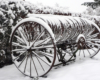 Grabarka - maszyna służąca do grabania siana i ciągnięta przez konia przysypana śniegiem...
