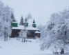 Cerkiew w Szczawnem zimą często jest przykryta śniegiem - drewniana cerkiew na Szlaku Ikon Doliny Rzeki Osława.