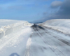 Zaspy śnieżne w Płonnej i dmuchawa (pług wirnikowy) na drodze 889 między Szczawnem, a Rymanowem w Beskidzie Niskim - zimowa atrakcja w Województwie Podkarpackim.