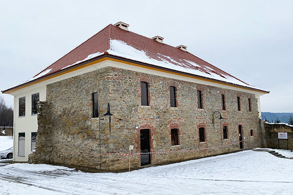FORESTERIA - budynek dla Gości w ruinach klasztoru karmelitów bosych w Zagórzu