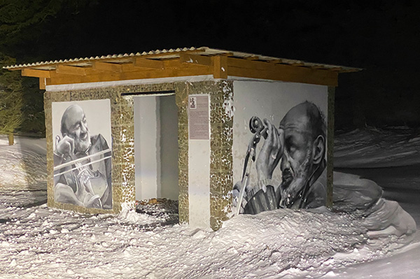 STEFAN DYMITER romski muzyk na muralu Arkadiusza Andrejkowa na przystanku autobosowym w Płonnej.