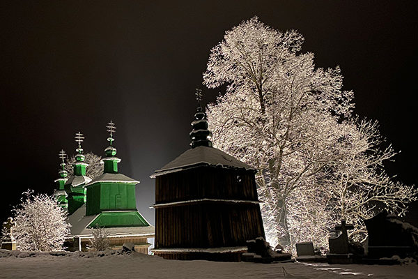 Szczawne drewniana cerkiew w Gminie Komańcza sfotografowana podczas wycieczki jednodniowej po Bieszczadach zimą