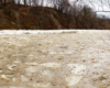 W miejscach, gdzie rzeka Osława ma węższe koryto zaczęły się tworzyć zatory z lodu...