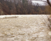 Rzeka Osława niosąca dużą ilość wody i lodu podczas ocieplenia, które przyszło 1 stycznia 2022 w Bieszczady.