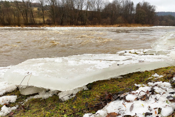 Średnio 3 razy w trakcie zimy w Bieszczadach podziwiamy lód i spływającą krę w trakcie zimy na rzece Osława.