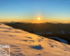 Zachód słońca podziwiany z przełęczy między Tarnicą i Szerokim Wierchem w Bieszczadzkim Parku Narodowym zimą.