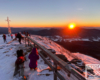 Turyści podziwiający zachód słońca z najwyższego szczytu Bieszczad - TARNICA 1346m.