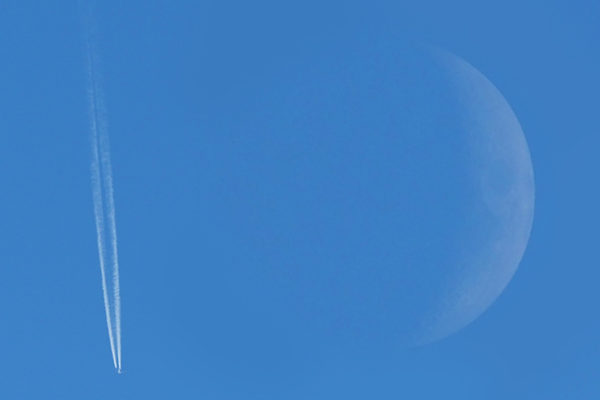 Księżyc i samolot nad Bieszczadami nad Bieszczadzkim Parkiem Narodowym podczas wycieczki jednodniowej po Bieszczadach z najciekawszymi atrakcjami