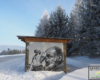 Przystanek autobusowy w Płonnej w zimowej scenerii Beskidu Niskiego z muralami Arkadiusza Andrejkowa.