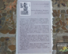 Tablica na przystanku autobosowym w Płonnej z informacją o mieszkańcu wywodzącego się z rodziny Romów Karpackich - Stefan Dymiter.