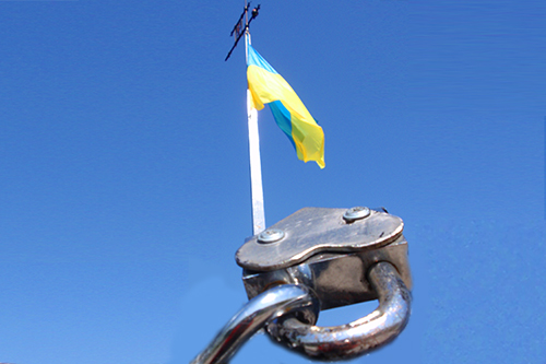 Flaga Ukrainy i serce z kłódką z Wysokiego Zamku we Lwowie - jaka pomoc jest potrzebna uchodźcom wojennym z Ukrainy przekraczającym przejścia graniczne między Polską, a Ukrainą.
