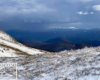 Widok z Szerokiego Wierchu na śnieżne chmury i częściowo odsłoniętą Połoninę Równą na Ukrainie.