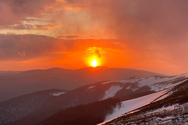 Zachód słońca za Wielką Rawką i zdjęcia z wycieczki na Tarnicę po Bieszczadach zimą.