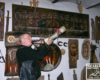 Artysta Zdzisław Pękalski w swojej Galerii w Piwnicy grający na rogu wołu.