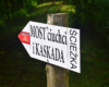 Nowa tabliczka kierunkowa na szlaku prowadzącym do mostu i kaskady w Duszatynie.