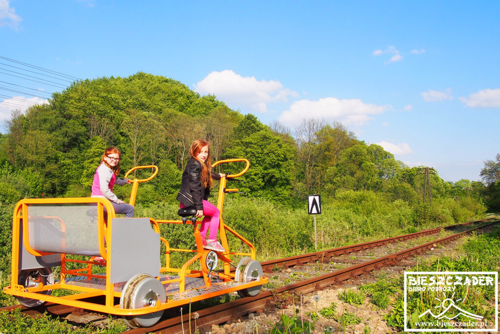 To zdjęcie wykonaliśmy jeszcze przed oficjalnym otwarciem Bieszczadzkich Drezyn Rowerowych z 8 letnimi dziewczynkami, które uczestniczyły z nami w jednym z pierwszych przejazdów po nieczynnej linii kolejowej 108 i bez problemu same dały radę jechać tą platformą!