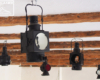 Dawne lampy spotykane przy torach zyskały nowe życie i znowu świecą w Uhercach Mineralnych na stacji drezyn rowerowych.