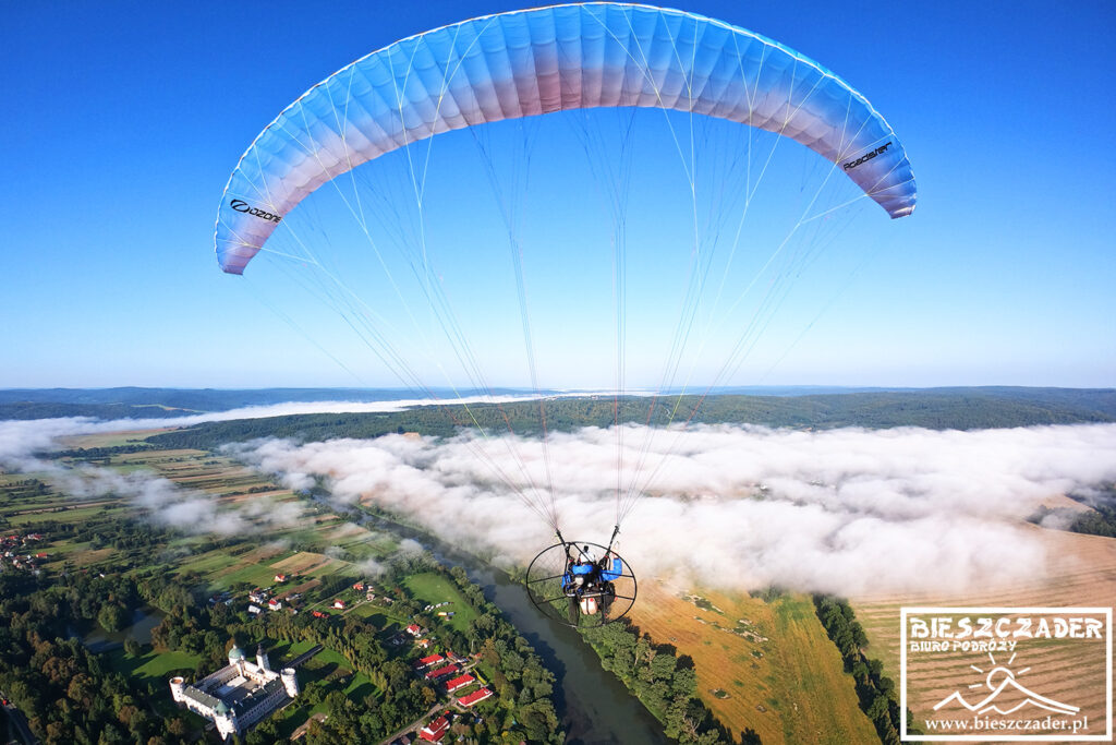 Załoga Biura Podróży Bieszczader najlepsze atrakcje i najpiękniejsze widoki w Bieszczadach i na terenie Województwa Podkarpackiego pokazuje latając nad nimi paralotnią.